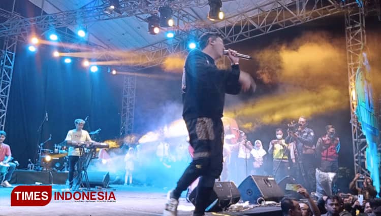 Ribuan Warga Ponorogo 'Los Dol' Bareng Denny Caknan