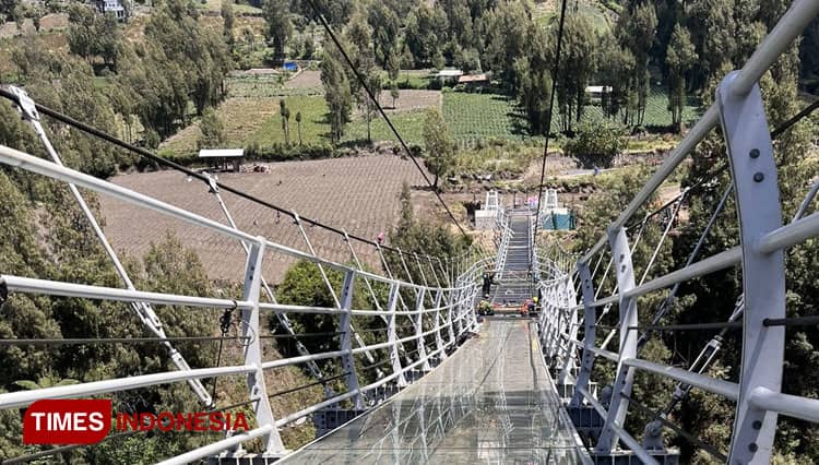 Yuk, Persiapkan Diri Liburan Akhir Tahun di Jembatan Kaca Seruni Point Bromo