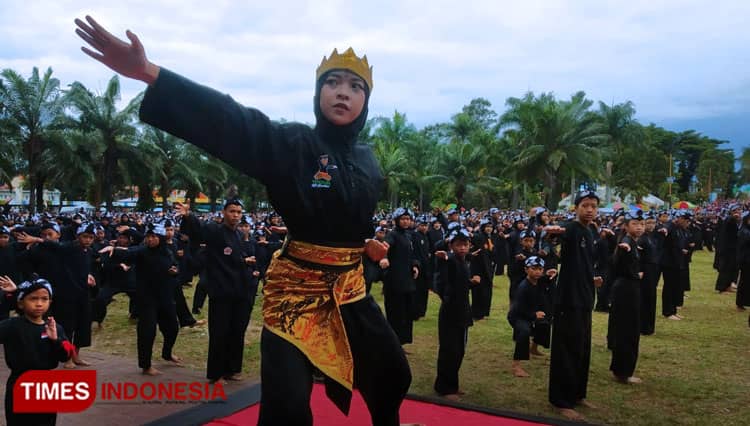 Ribuan Pelajar Suguhkan Pencak Silat Kolosal, Wali Kota Maidi: Madiun Harus Aman