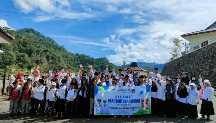 Healing ke Bendungan Tukul, Cara Baru SDN 1 Karanggede Pacitan Rayakan Hari Santri