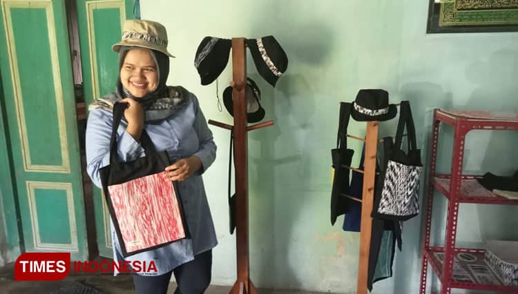 Pemuda Bantul Produksi Kerajinan Tenun Sampah Plastik