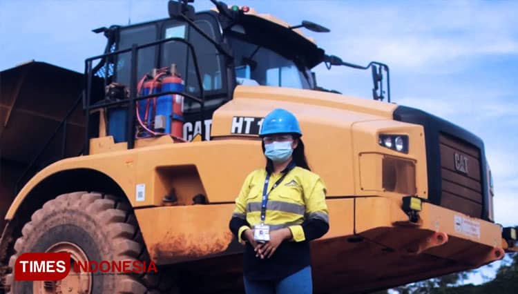 Desynta, Gadis Cantik Operator Alat Berat Tambang Emas PT Bumi Suksesindo