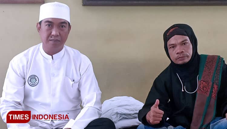 Joko Kendil, Sang Pengelana Viral Ziarah ke Makam Wali di Gresik