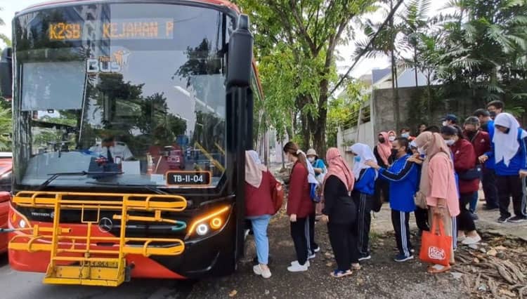 Mahasiswa Arsitektur UC Surabaya Dampingi Tuna Netra Untuk Mencoba Naik Bus dan Kereta Api