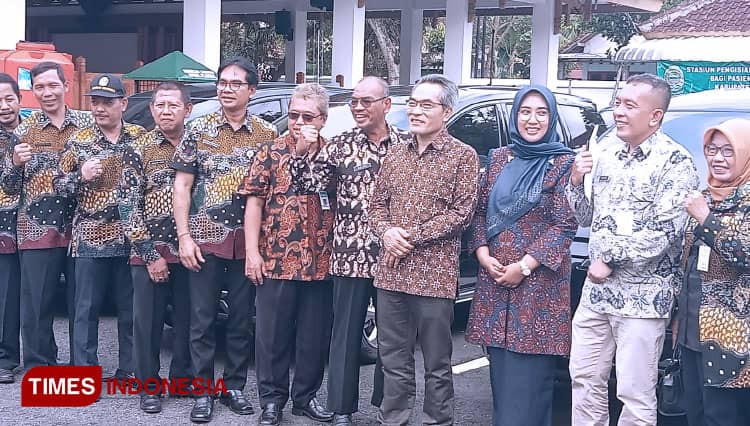 Bupati Bantul Abdul Halim Muslih Serahkan Mobil Operasional kepada Panewu