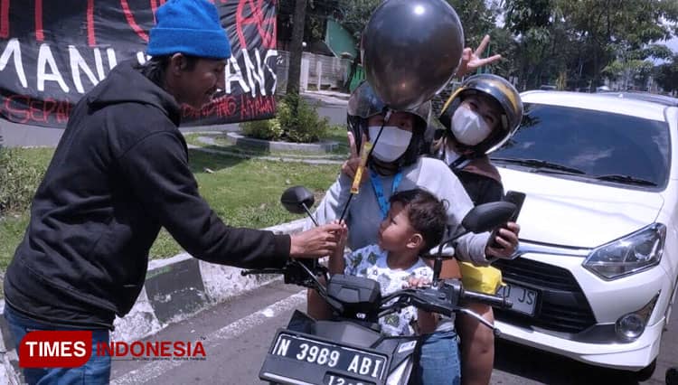 Aremania Bagikan Ratusan Balon dan Coklat ke Anak dan Pengendara Terjebak Macet