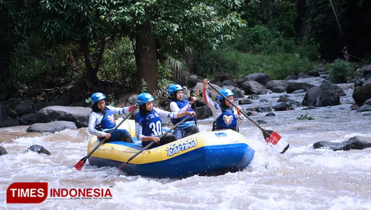 Keseruan Pertarungan Atlet Kejurnas Arung Jeram 2022 di Songa Adventure Probolinggo