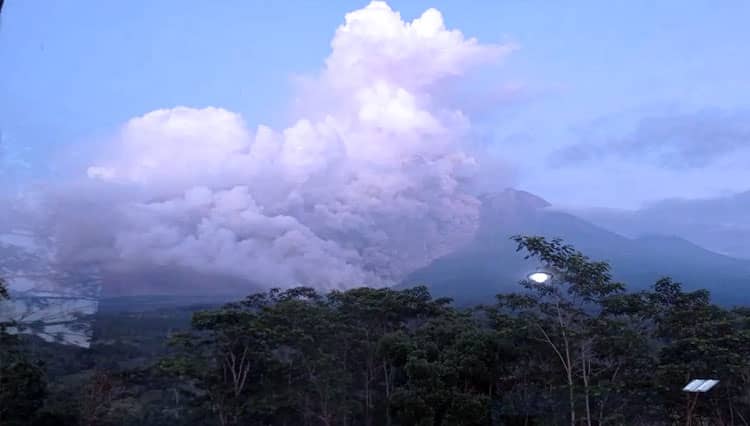 Gunung Semeru Luncurkan Awan Panas Sejauh 7 Kilometer