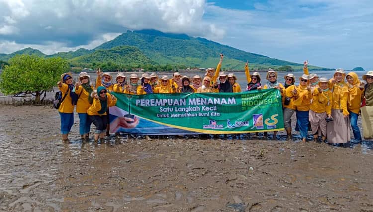 Paiton Energy-POMI Tanam Ribuan Bibit di Labuhan Merak Taman Nasional Baluran