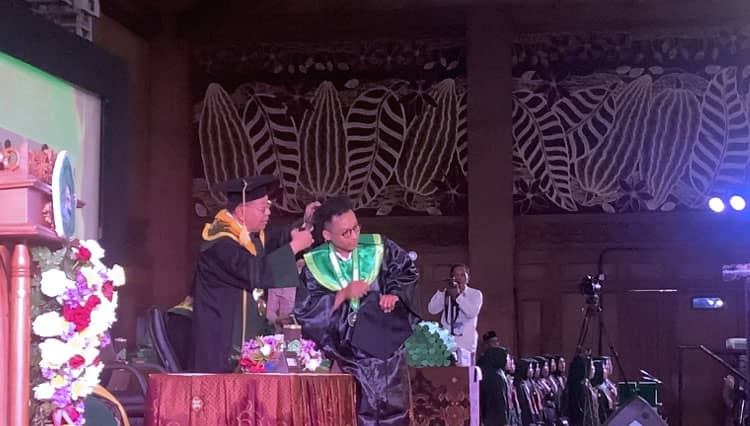 Wisuda Unisba Blitar  Diwarnai Aksi Rektor Potong Rambut Mahasiswa