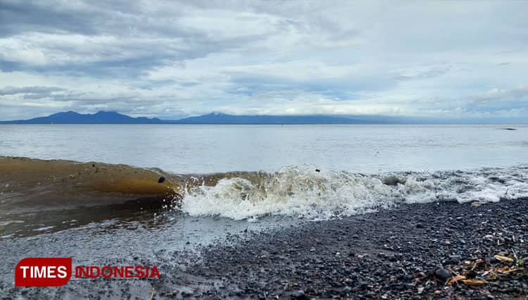 Imbas Hujan di Hulu, Air Laut di Wisata Pantai Banyuwangi Keruh