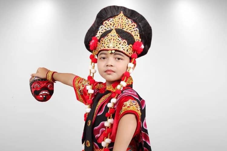 Raihan, Penari Topeng Cilik Asal Indramayu Berharap Bisa Tampil di Hadapan Presiden