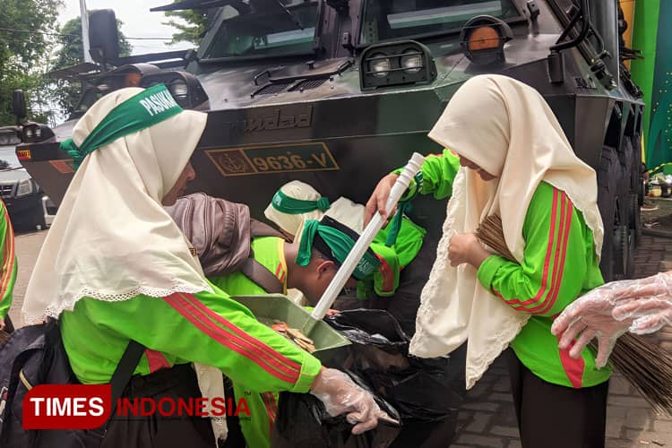 Local Youth of Sidoarjo Doing Service Community During 1 Abad NU