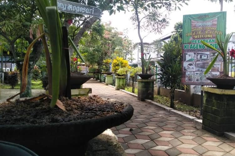 Mahasiswa KSM Unisma Malang Bahu Membahu Pembaharuan Kawasan Pesarean Ki Ageng Gribig