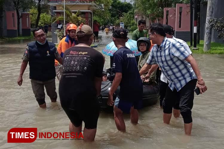Banjir Gresik, Warga Perumahan di Menganti Terisolasi