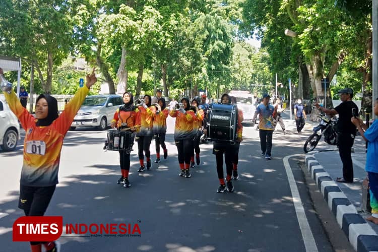 Pertama Kali Ikut di Porprov NTB XI, Drumband Putri KLU Raih Perak