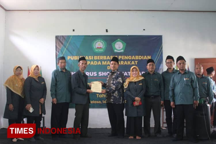 Fakultas Teknik Unisma Malang Serahkan Lampu Sorot LED Solar Panel ke SMK Darus Sholawat Madiun