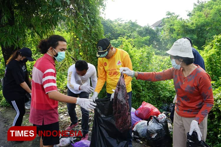 Prihatin Maraknya TPS Liar, Pegiat Lingkungan Bersihkan Sampah di Ring Road Utara 