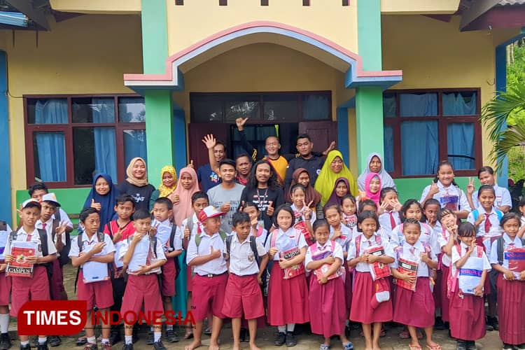Peduli Dampak Longsor, FPPA Bagikan Alat Belajar di SDN 3 Kemuning Pacitan