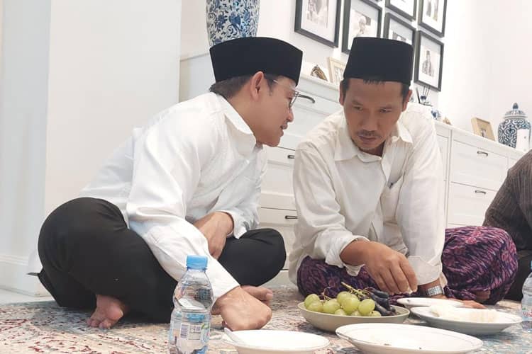 Keakraban Gus Muhaimin dan Gus Baha di Wisuda Ponpes Al Falah Ploso