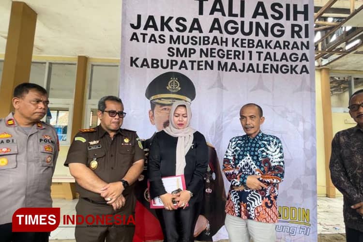 Jaksa Agung RI Beri Bantuan untuk SMPN 1 Talaga Majalengka yang Terbakar
