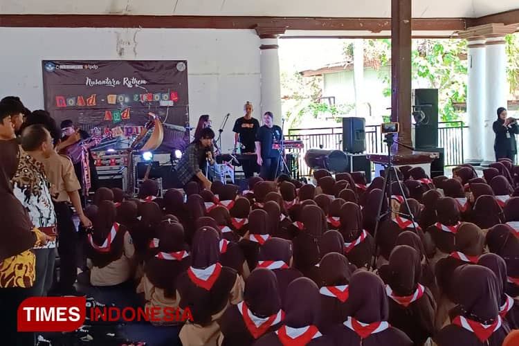 Ratusan Siswa SMA Situbondo Belajar Mainkan Alat Musik Tradisional 