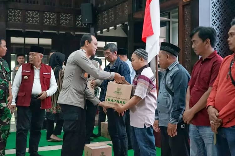 Forkopimda Kabupaten Malang Beri Bantuan Anak Yatim Keluarga Korban Tragedi Kanjuruhan
