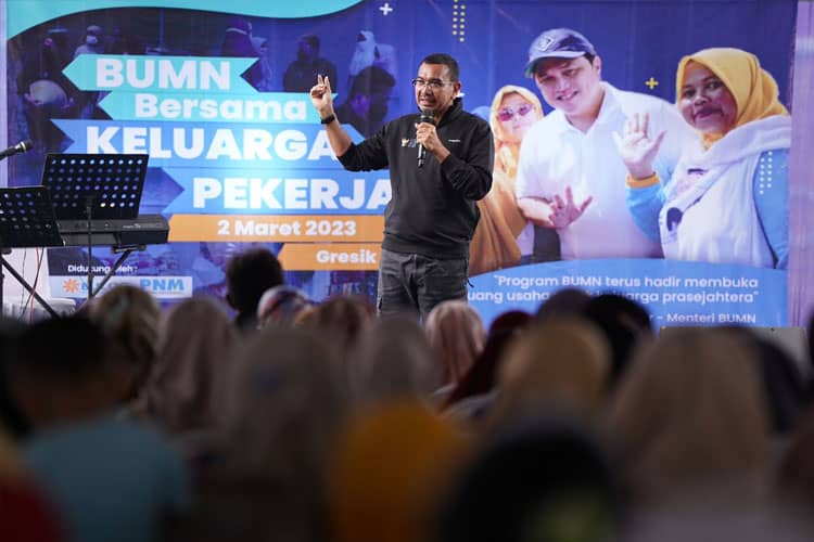 Arya Sinulingga: PNM Mekaar Sudah Membantu Sekitar 450 Keluarga Pekerja BUMN di Gresik