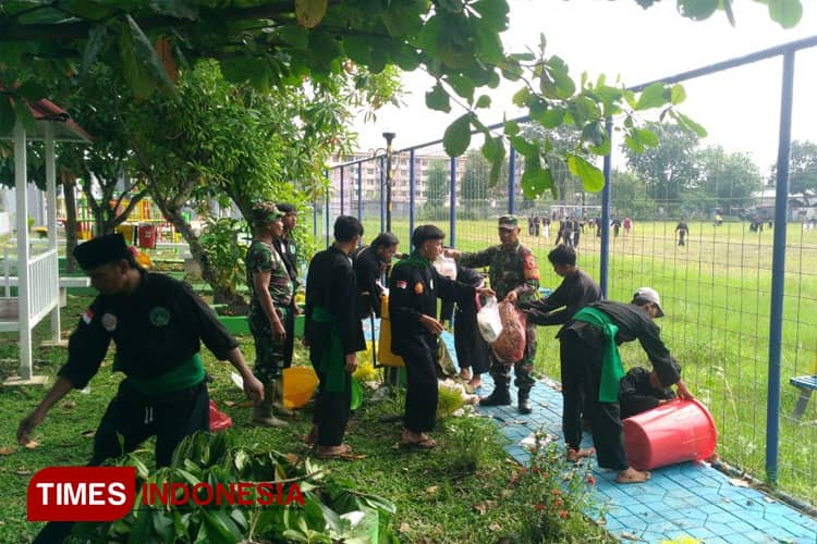 Galang Kerukunan, TNI Gandeng Puluhan Pemuda dan Pesilat Kota Kediri Kerja Bakti Bersama 