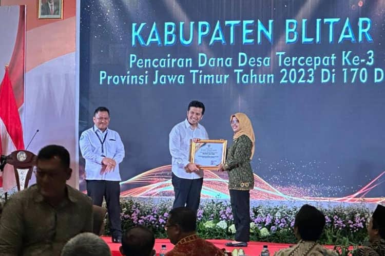 Pemkab Blitar Terima Penghargaan Pencairan Dana Desa Tercepat Ketiga