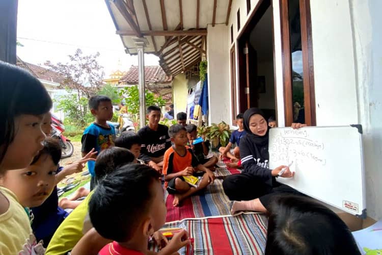 Mahasiswa KSM-T Unisma Malang Kelompok 16 Meningkatkan Minat Baca Melalui Perpustakaan Keliling