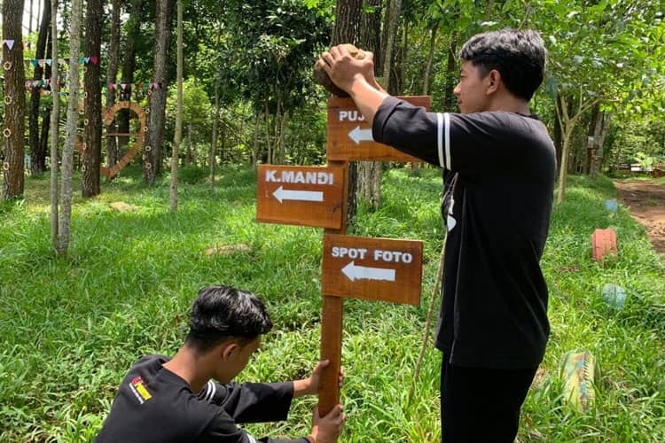 Mahasiswa KSM-T Unisma Malang Membuat Penunjuk Arah Menuju Candi Sumberawan