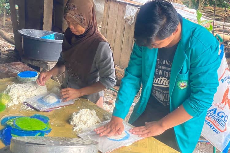 Mahasiswa KSM-T Unisma Malang Bantu Dongkrak Pengembangan UMKM Kerupuk Samiler di Desa Sukolilo