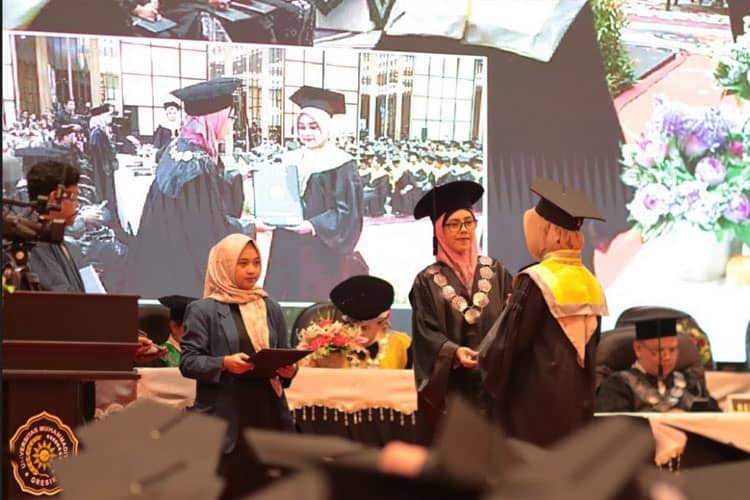 Wisuda Ke-42, UMG Luluskan 2 Mahasiswa Asal Thailand dari Prodi Pendidikan Bahasa Inggris