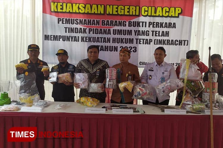 Kejari Cilacap Musnahkan Barang Bukti yang Telah Incraht