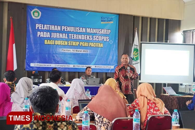 53 Dosen STKIP PGRI Pacitan Dilatih Menulis Manuskrip pada Jurnal Terindeks Scopus
