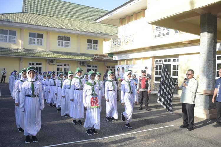 Peringati HUT ke-295 Kota Gorontalo, Marten Taha Lepas Lomba Gerak Jalan