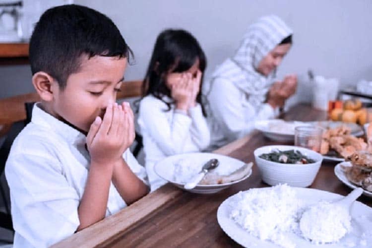 Ramadan 2023: Tips Mengajarkan Anak Puasa