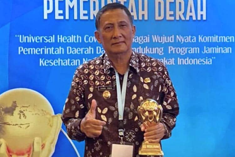Menteri Dalam Negeri Serahkan Penghargaan UHC Award 2023 ke Pemkab Pangandaran