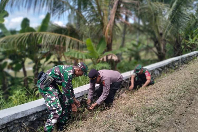 Peringati Hari Rimbawan, Peltu Kharis Wahyudi Pimpin Baksos