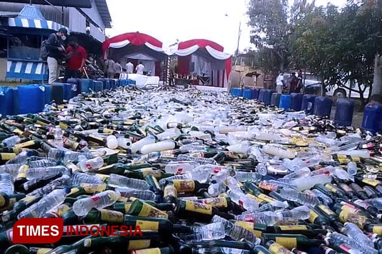 Mulai Ciu Hingga Tuak, Polres Indramayu Musnahkan Ribuan Botol Miras