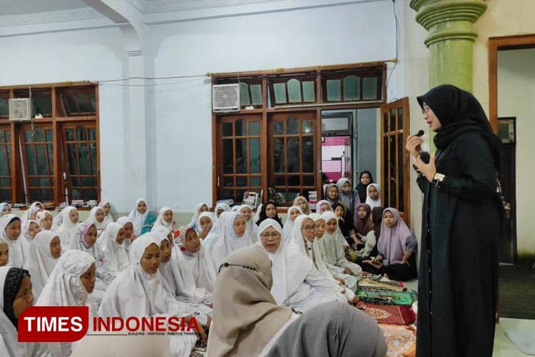 Bupati Banyuwangi Ajak Santriwati Jadi Perempuan Hebat dan Perempuan Cerdas 