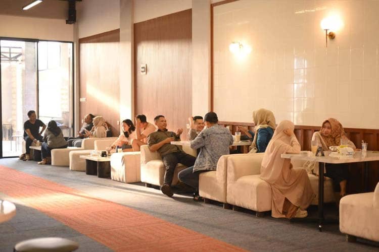 Garasi 66 Majalengka Coffee dan Roastery Menawarkan Suasana Lobby Hotel