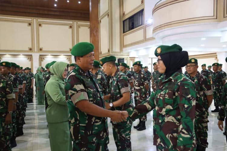 Pangdam Farid Makruf Ingatkan Istri Prajurit Hati-hati Bermedsos 