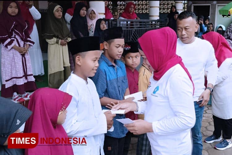 Safari Ramadan 2023, TP PKK Ponorogo Beri Santunan bagi Anak Yatim Piatu