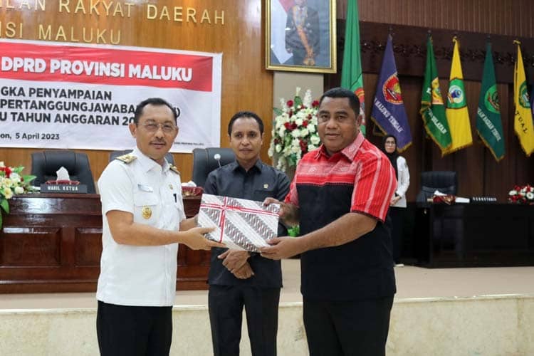 Wagub Maluku Serahkan Dokumen LKPJ Gubernur kepada DPRD