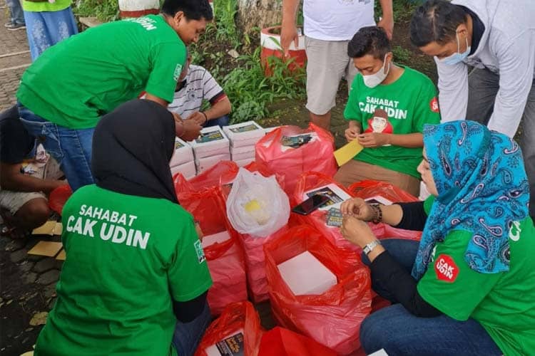 Berkah Ramadhan, Cak Udin Bagikan Ratusan Paket Makanan Setiap Jumat 
