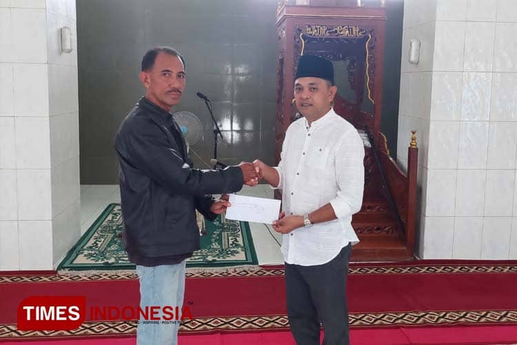 BRI Waingapu Sambangi Takmir Masjid Agung Al-Jihad Berbagi Kasih Ramadan