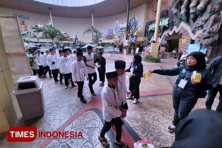 200 Anak Yatim Ngelencer ke Jatim Park 3