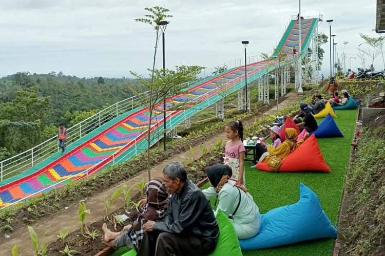 Ada Rainbow Slide di Malang Dreamland